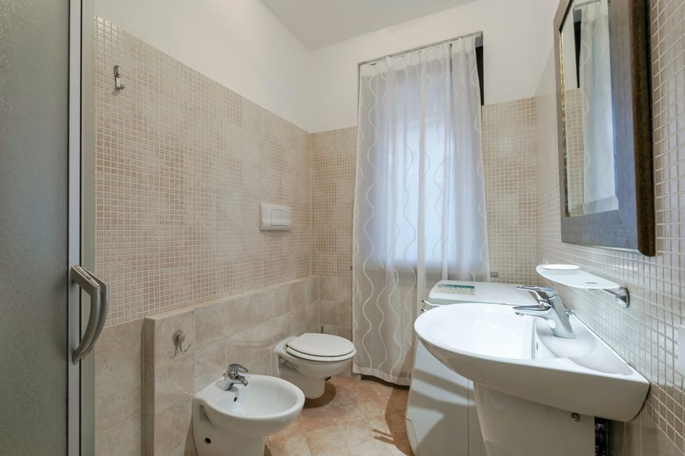 Shower, Toilet, Bathroom, bidet, towels