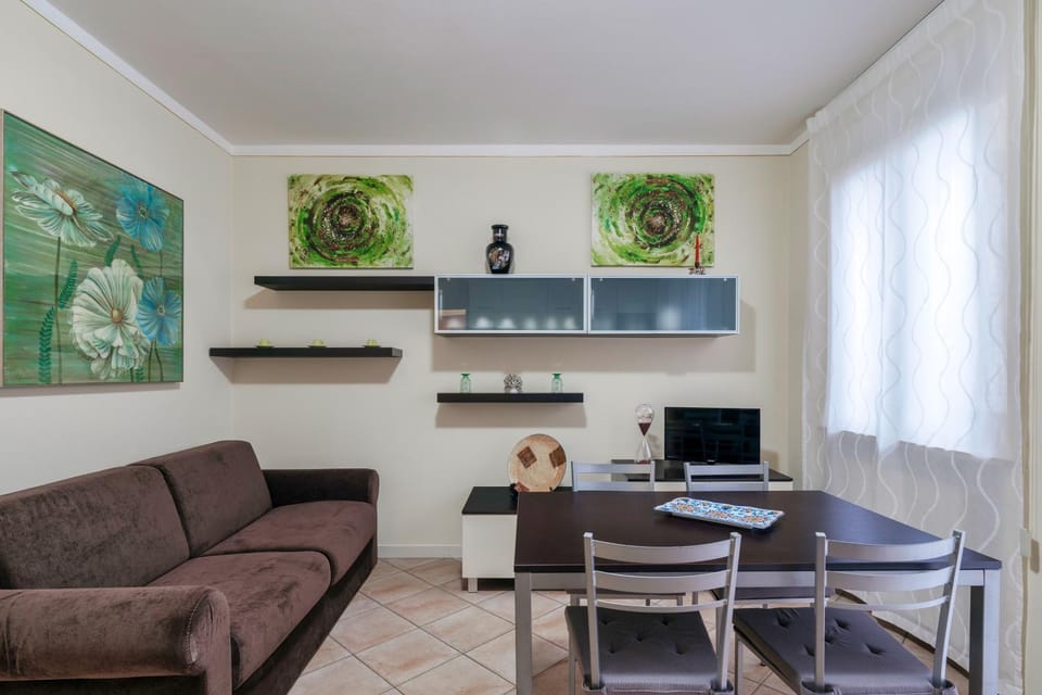 TV and multimedia, Seating area, Dining area