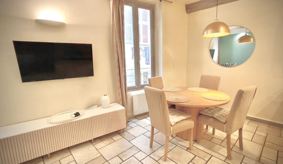 Proche du Cours Saleya et de la plage, dans le vieux Nice, spacieux et climatisé Apartment in Nice
