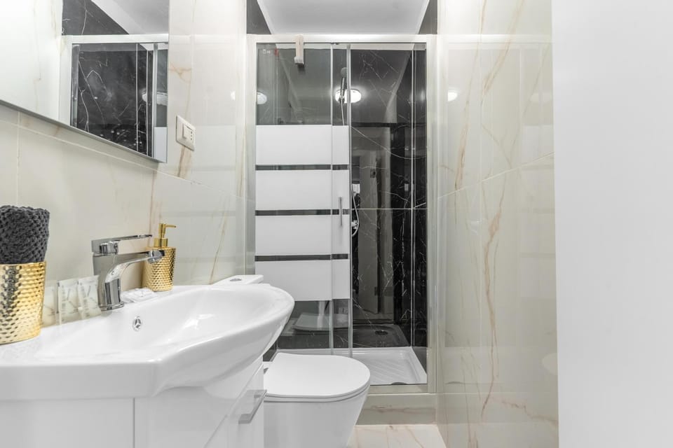 Shower, Toilet, Bathroom, towels