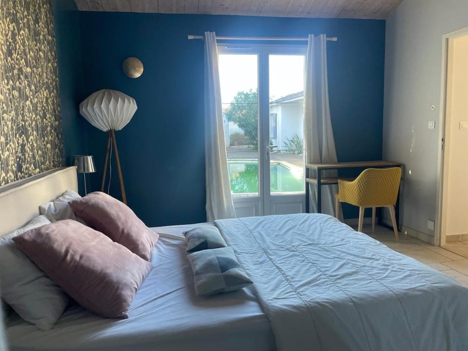 Bed, Photo of the whole room, Bedroom