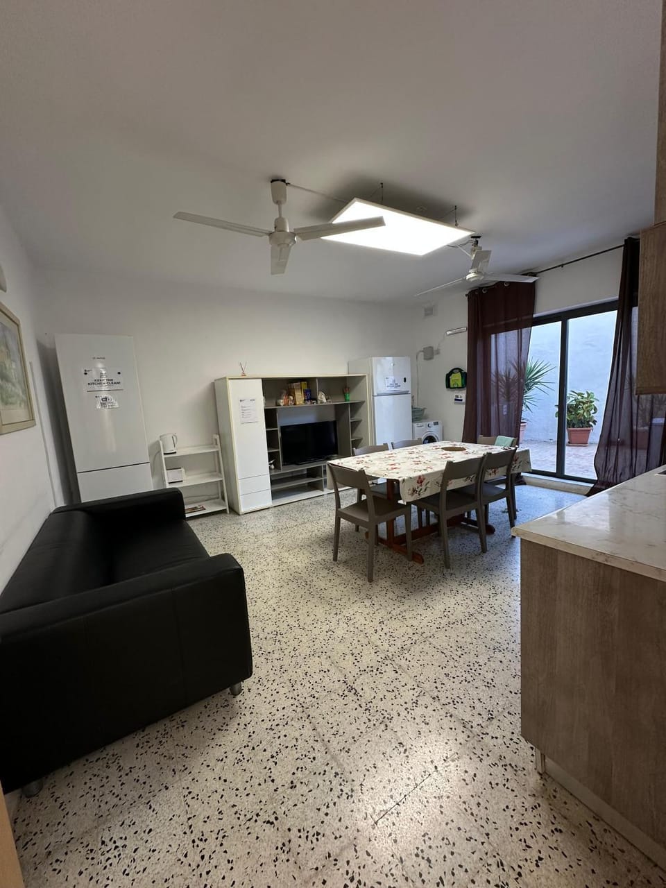 Kitchen or kitchenette, Living room, Seating area, Dining area, stove