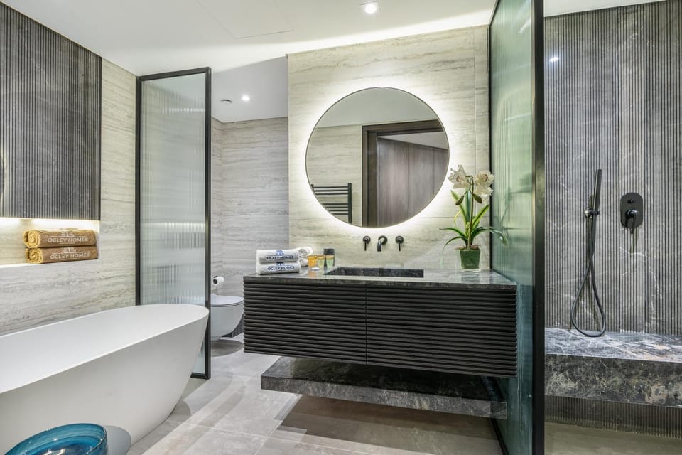 Shower, Bathroom, Photo of the whole room, Bedroom, Bath, towels