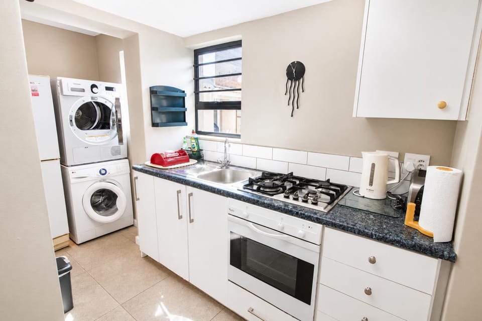 Coffee/tea facilities, Kitchen or kitchenette, oven, stove, toaster, washing machine