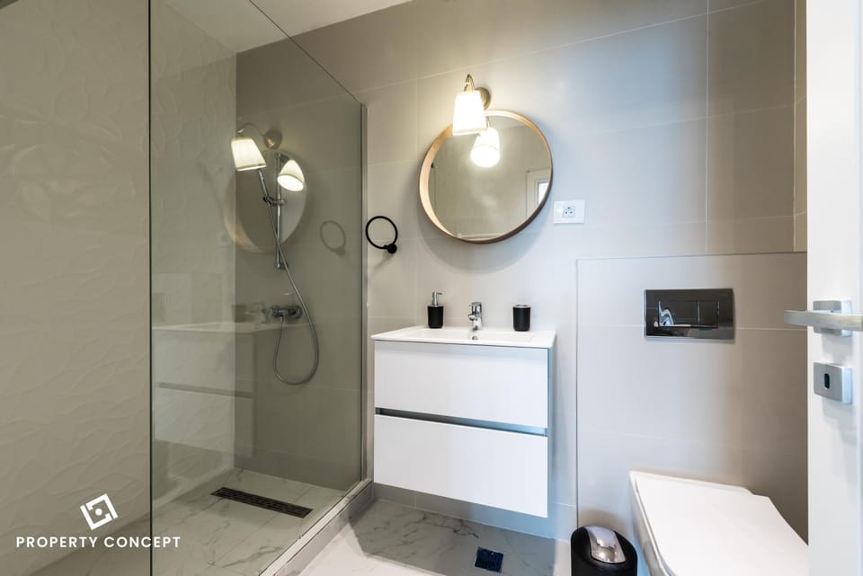 Shower, Toilet, Bathroom, towels