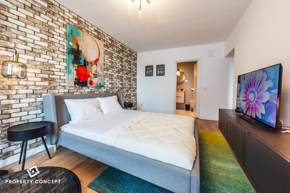 Communal lounge/ TV room, Bed, TV and multimedia, Living room, Photo of the whole room, Seating area, Evening entertainment, Bedroom