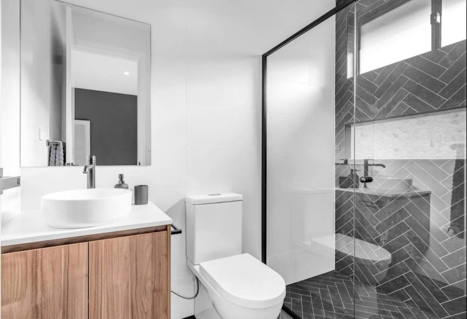 Modern Ensuite with Private Side Entry Apartment in Sydney