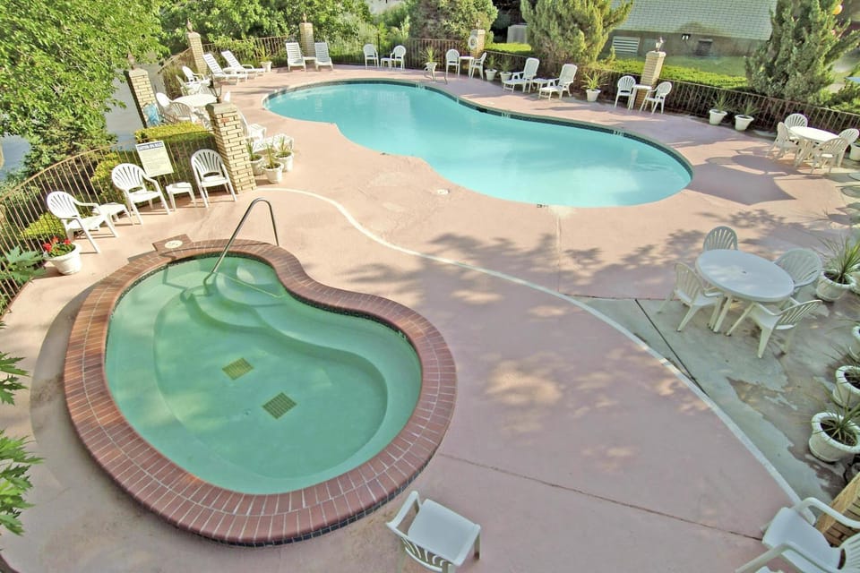Hot Tub, Swimming pool