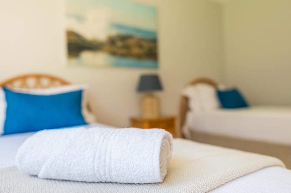 Bed, Bedroom, towels