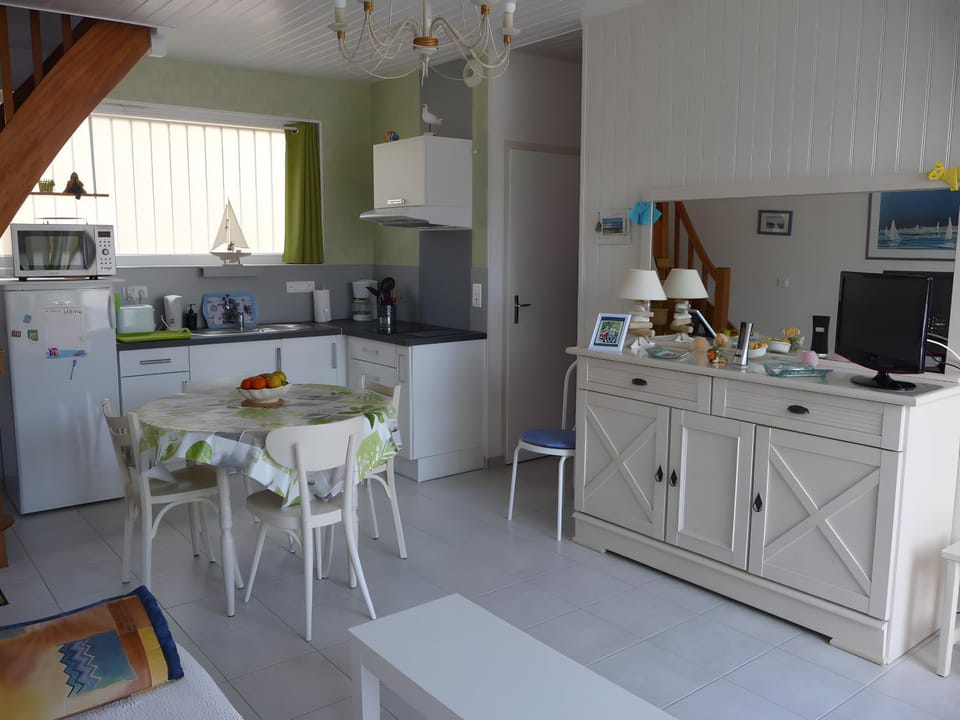 Property building, Kitchen or kitchenette, Living room