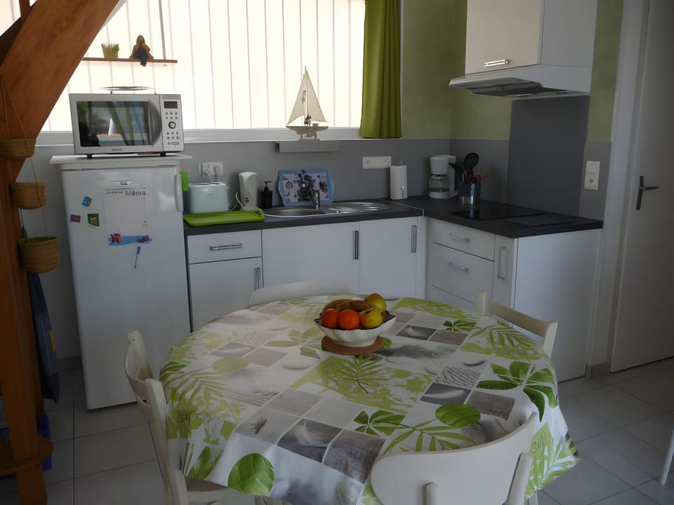 Property building, Kitchen or kitchenette, Living room