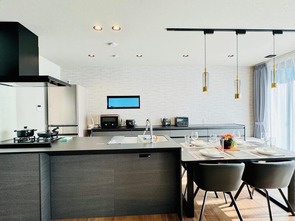 Coffee/tea facilities, Kitchen or kitchenette, Dining area, oven, stove, toaster