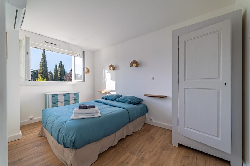 Bed, Photo of the whole room, Bedroom, towels, wardrobe