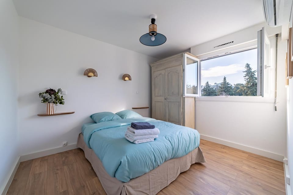Bed, Photo of the whole room, Bedroom, towels