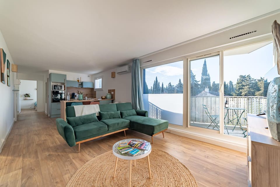 View (from property/room), Balcony/Terrace, Kitchen or kitchenette, Living room, Dining area, minibar, oven, pet friendly, stove