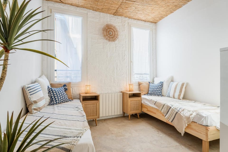 Bed, Living room, Photo of the whole room, Seating area, Bedroom