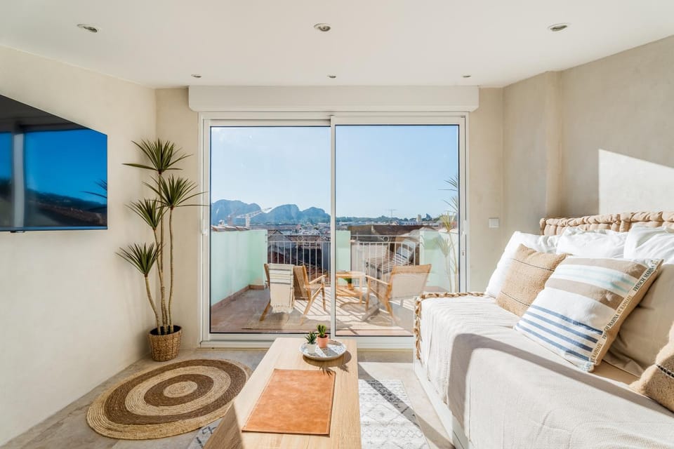 Patio, Day, Natural landscape, TV and multimedia, View (from property/room), Balcony/Terrace, Balcony/Terrace, Living room, Seating area, Mountain view