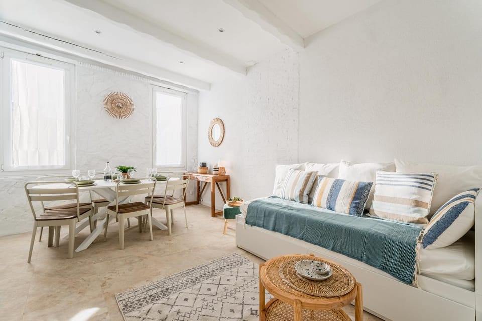 Bed, Living room, Photo of the whole room, Seating area, Dining area, Bedroom