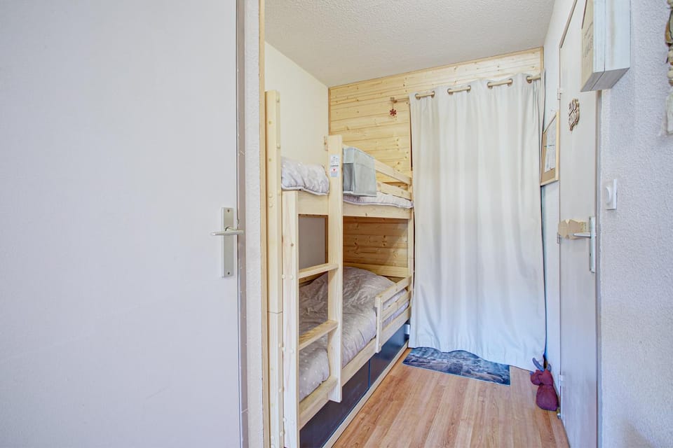Bedroom, bunk bed