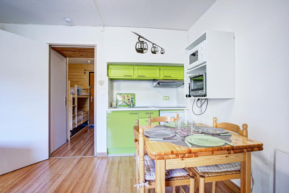 Kitchen or kitchenette, Dining area
