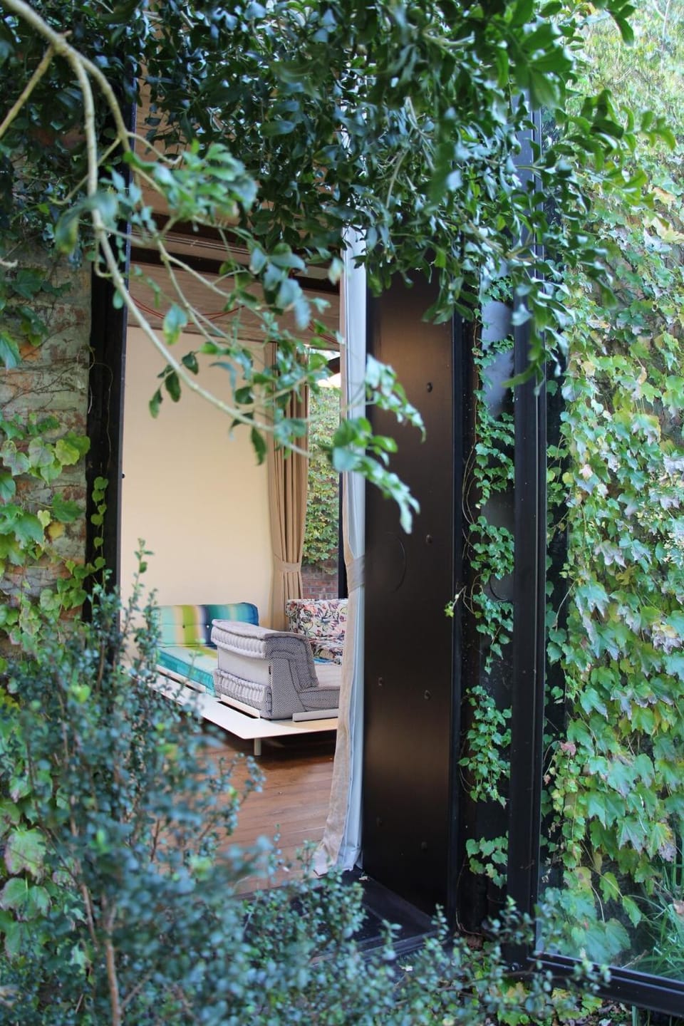 Property building, Facade/entrance, Garden, Garden view