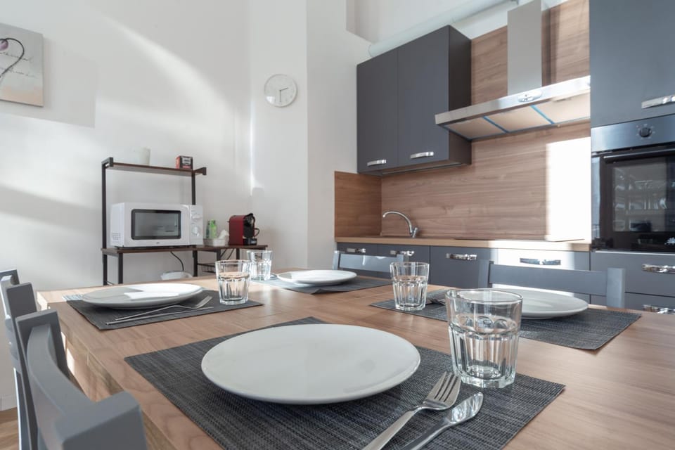 Kitchen or kitchenette, Dining area