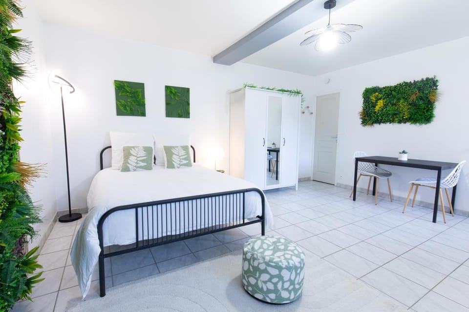 Bed, Photo of the whole room, storage