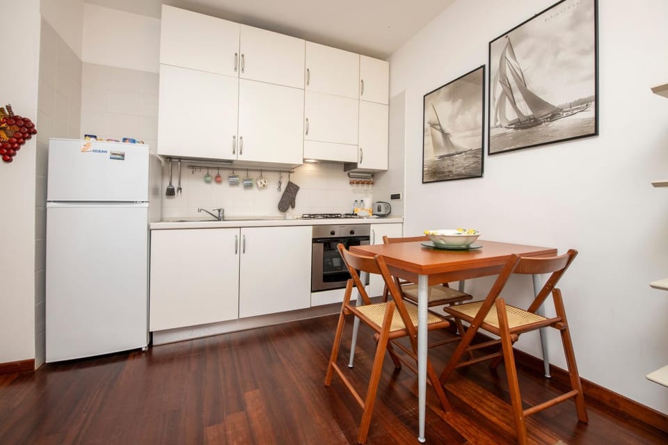 Kitchen or kitchenette, Dining area, oven, stove