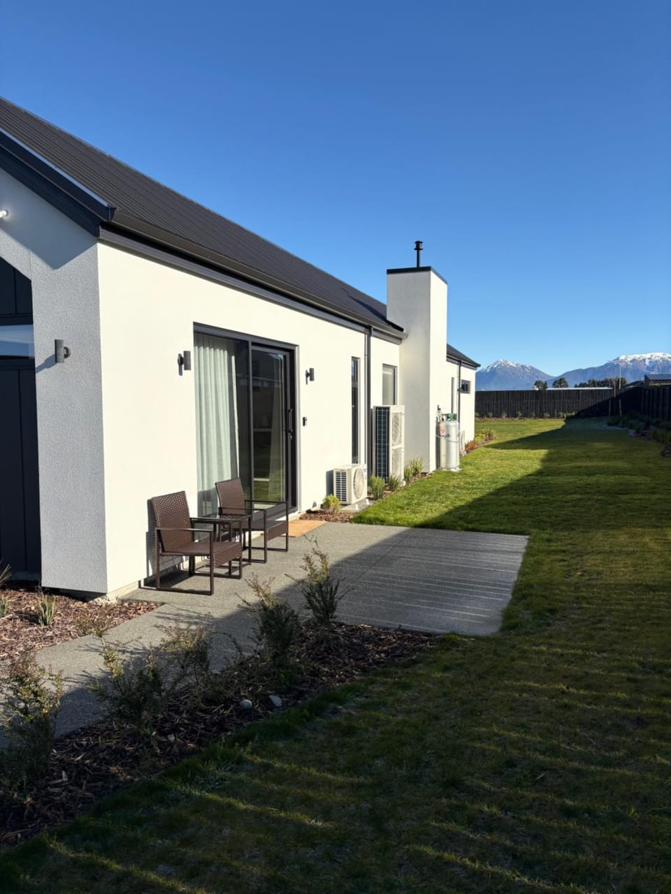 Mountain Abode Studio Bed and Breakfast in Canterbury