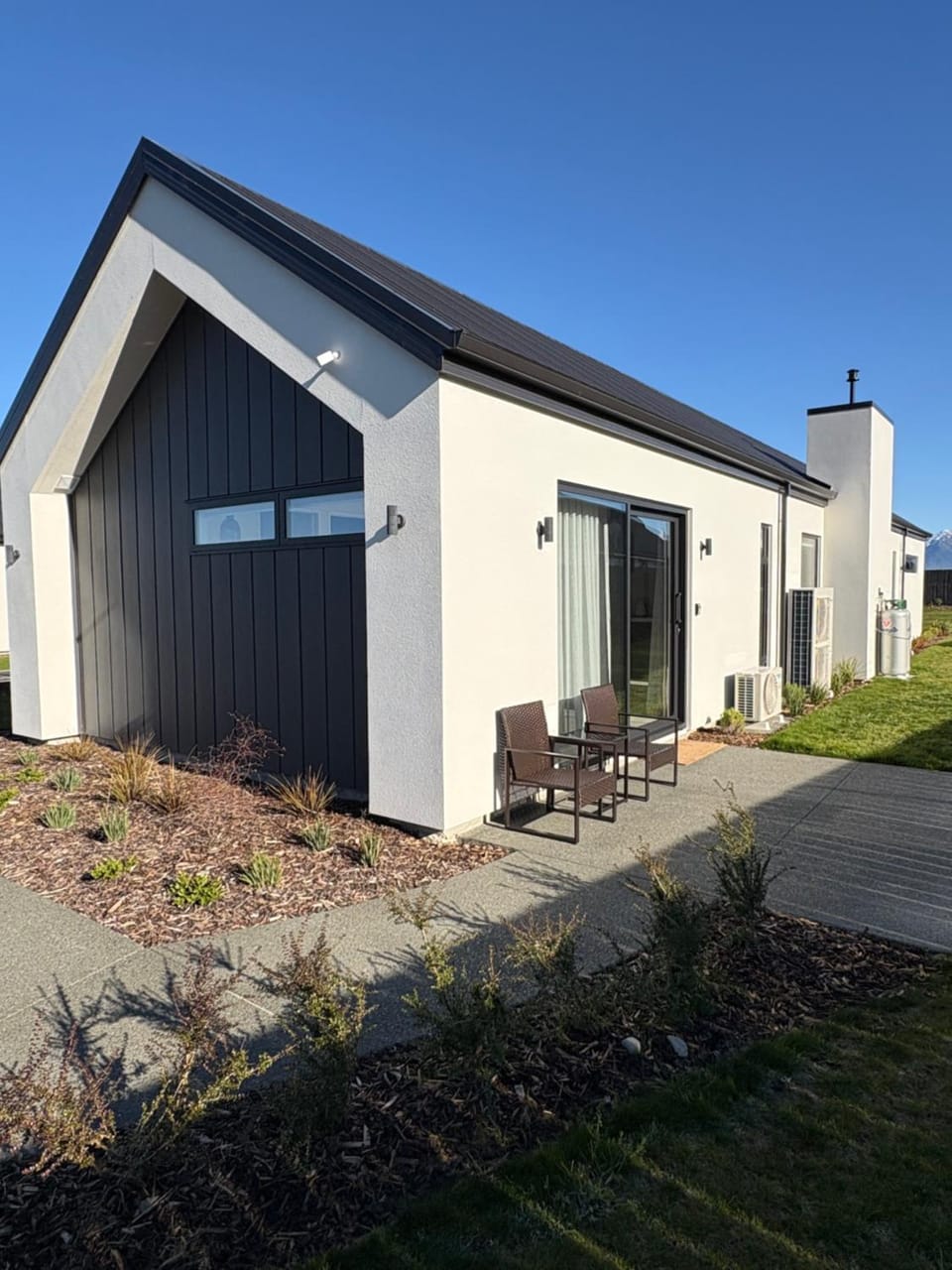Mountain Abode Studio Bed and Breakfast in Canterbury
