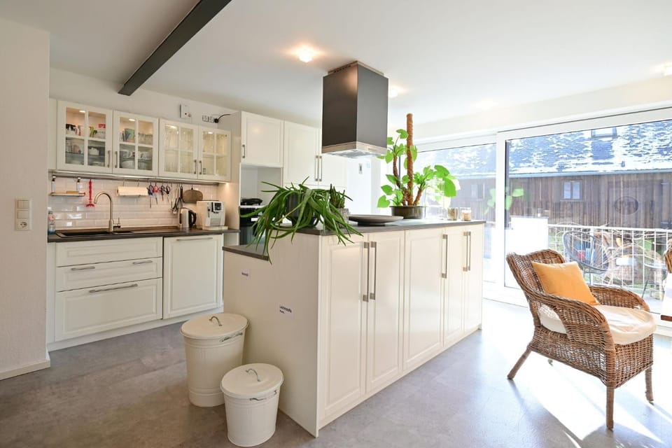 Kitchen or kitchenette, Dining area, oven, stove