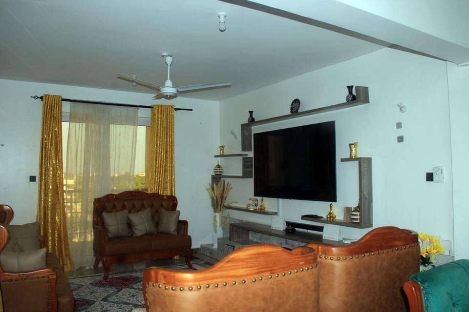 Communal lounge/ TV room, TV and multimedia, Living room, Seating area, Evening entertainment
