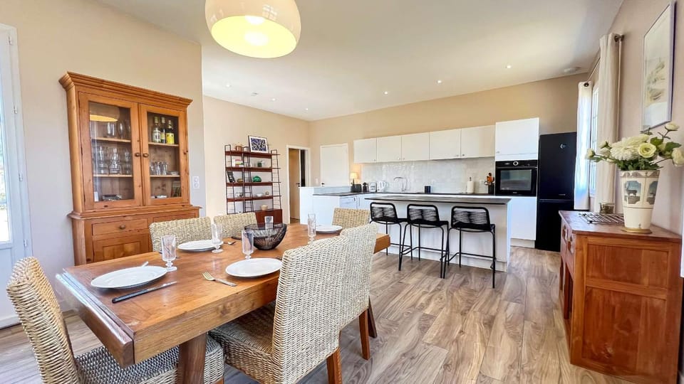 Kitchen or kitchenette, Living room, Seating area, Dining area, minibar, oven, pet friendly, stove