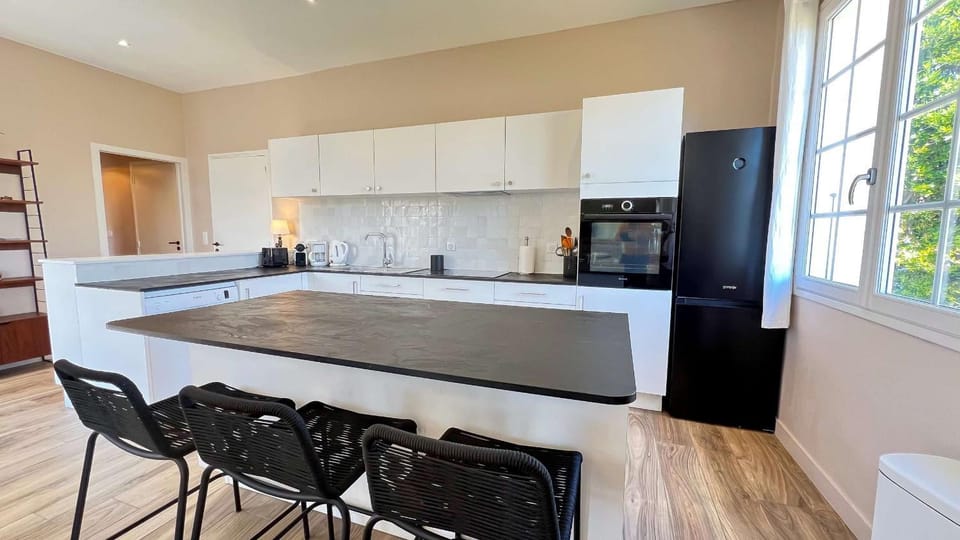 Kitchen or kitchenette, Dining area, dishwasher, minibar, oven, pet friendly, stove, toaster