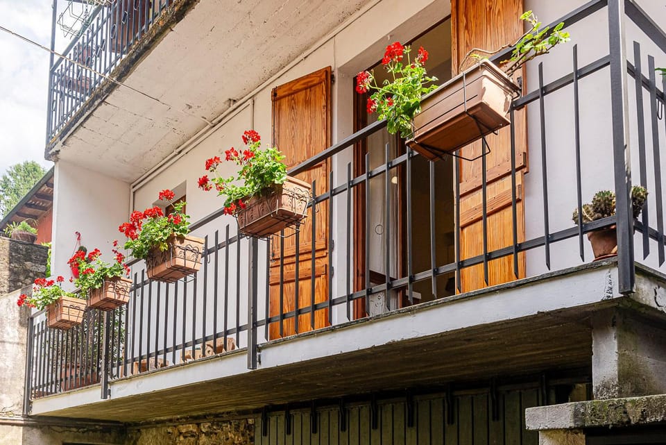 Property building, Day, Balcony/Terrace