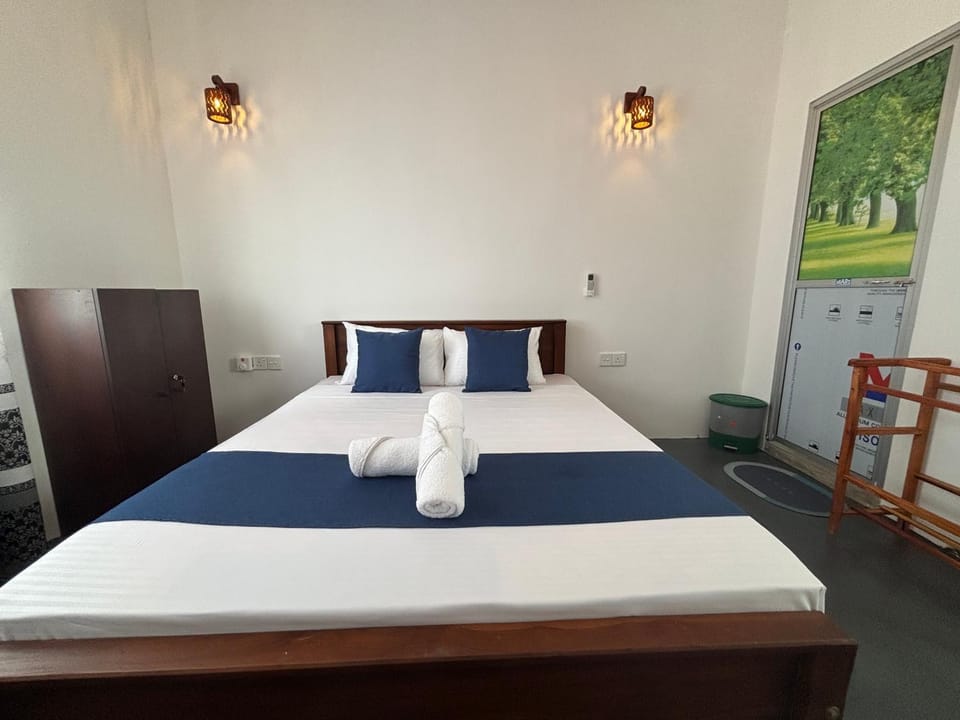 Bed, Bedroom, towels