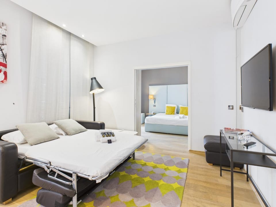 Bed, TV and multimedia, Living room, Bedroom, towels, air conditioner