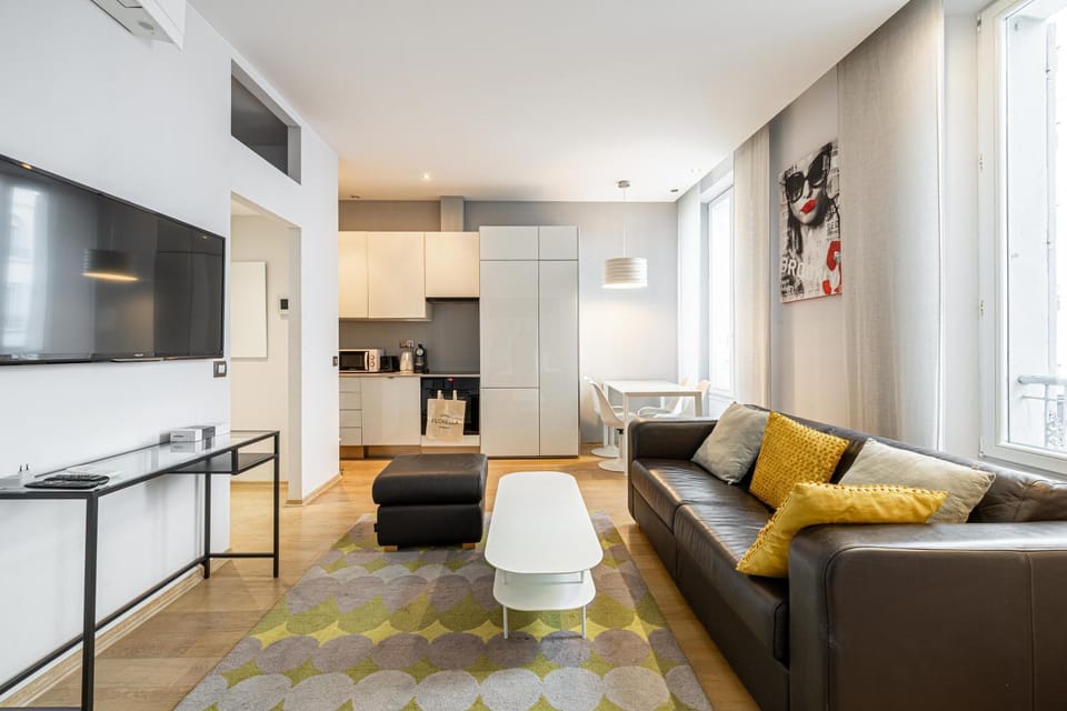 TV and multimedia, Kitchen or kitchenette, Living room, Photo of the whole room, Seating area, Dining area