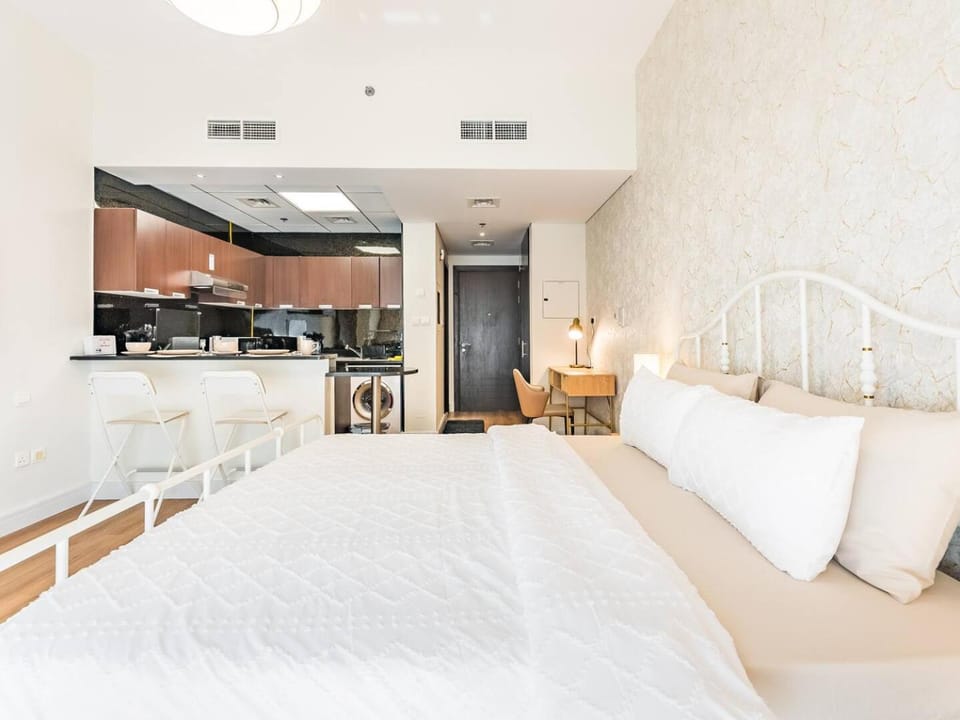Special Rate - Luxurious Studio - Golf View Apartment in Dubai