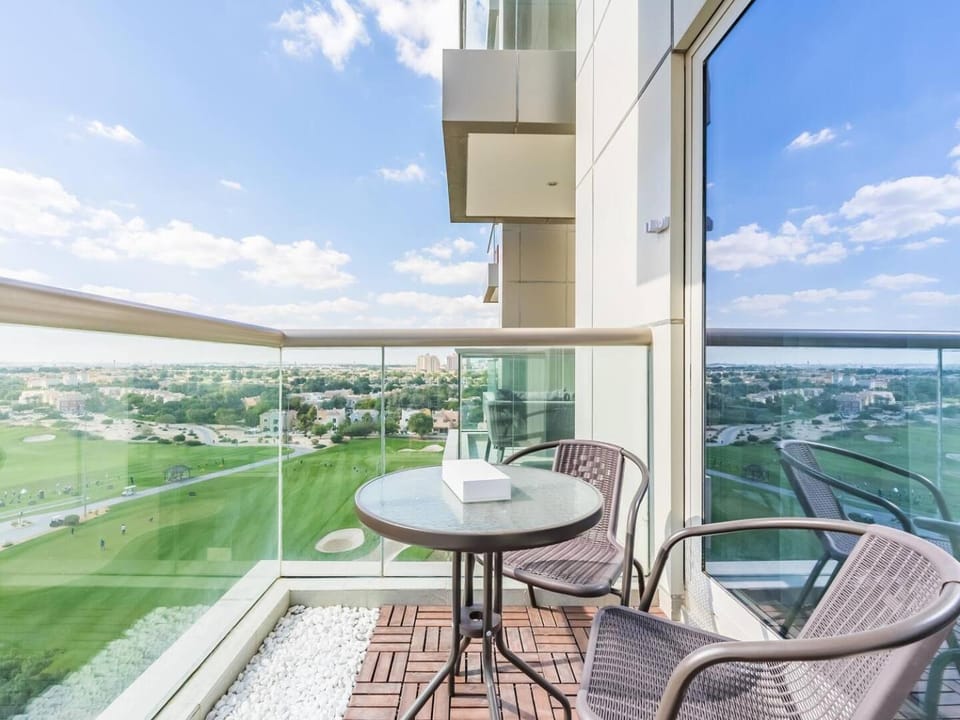 Special Rate - Luxurious Studio - Golf View Apartment in Dubai