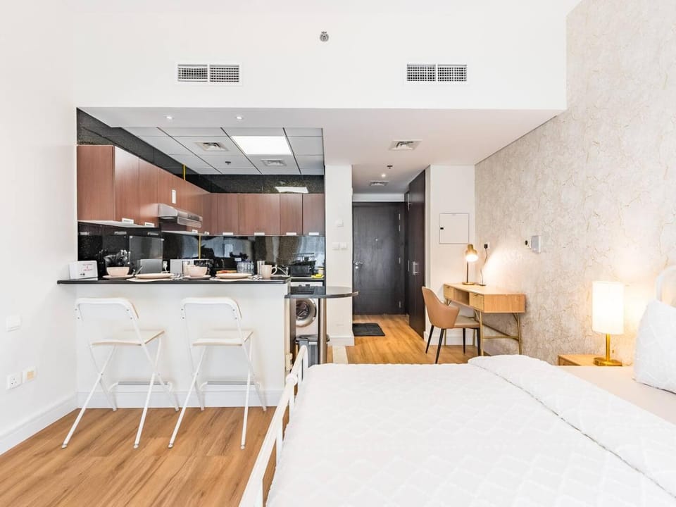 Special Rate - Luxurious Studio - Golf View Apartment in Dubai