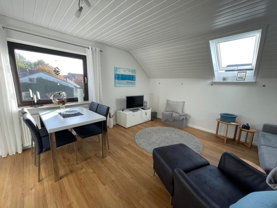 TV and multimedia, Living room, Seating area, Dining area