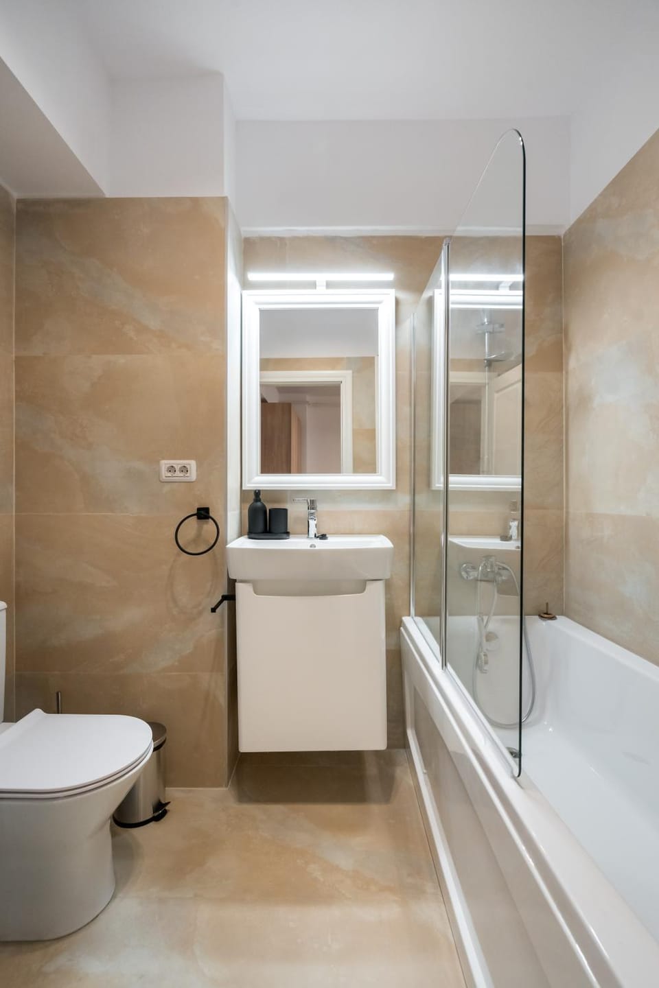 Shower, Toilet, Bathroom, Bath, towels