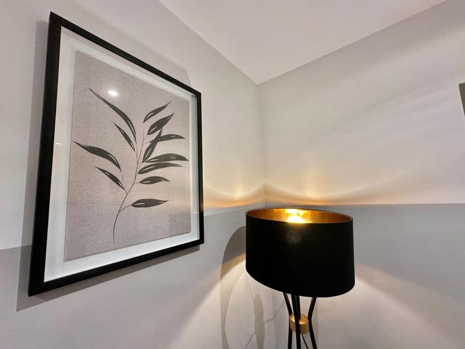 One Bedroom Flat By Brookland Stays Serviced Accommodation Short Lets Leeds With Free WiFi Apartment in Leeds