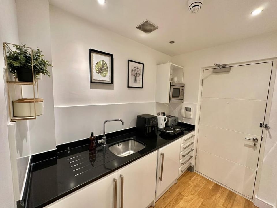 One Bedroom Flat By Brookland Stays Serviced Accommodation Short Lets Leeds With Free WiFi Apartment in Leeds