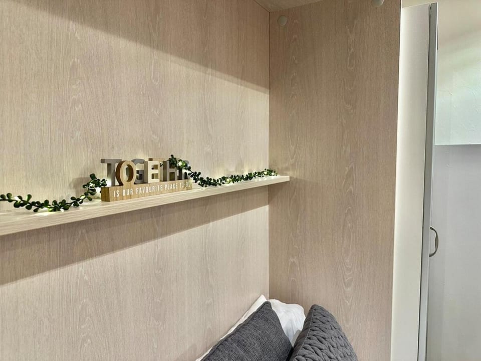 One Bedroom Flat By Brookland Stays Serviced Accommodation Short Lets Leeds With Free WiFi Apartment in Leeds