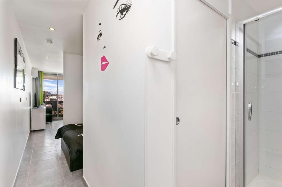 wardrobe, air conditioner