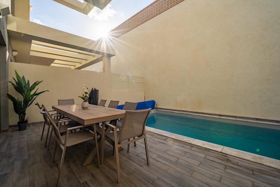 Pool view, Swimming pool, sunbed