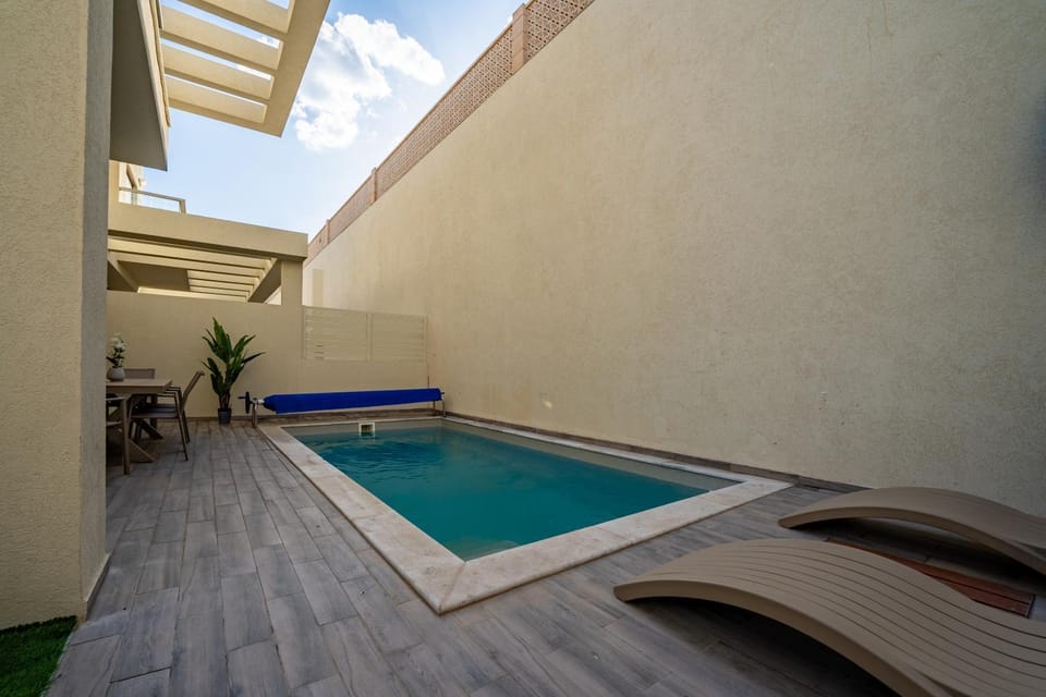 Pool view, Swimming pool, sunbed