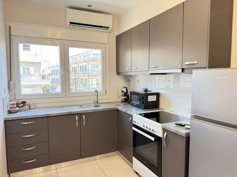 Coffee/tea facilities, Kitchen or kitchenette, microwave, stove, kitchen
